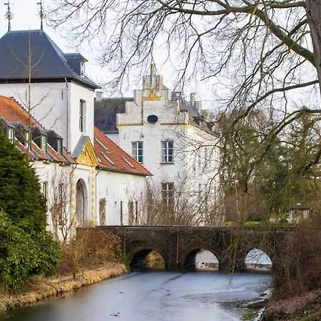 Welcoming Mansion Near The Forest *